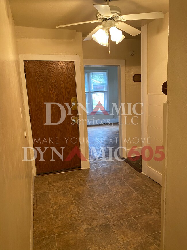 Building Photo - Upper 2BR/1BA - All Utilities Paid by Land...