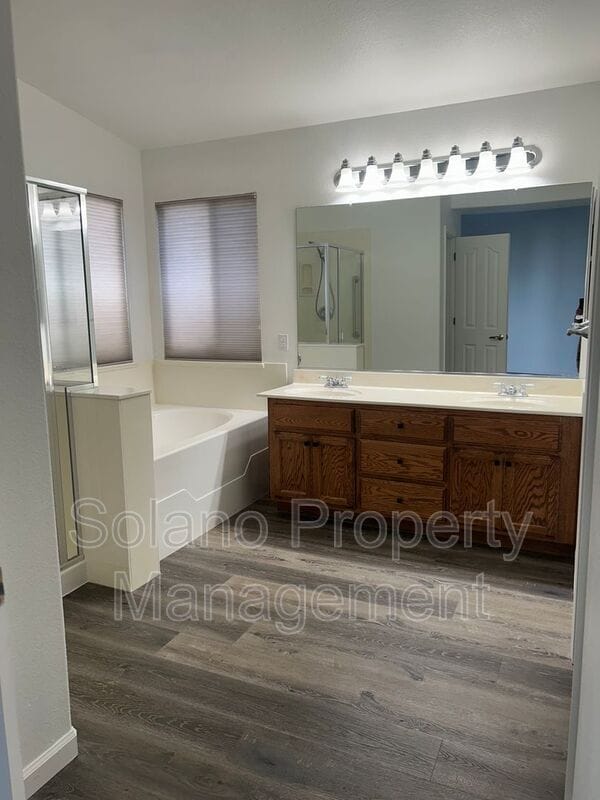 Building Photo - 542 Fiesta Ct