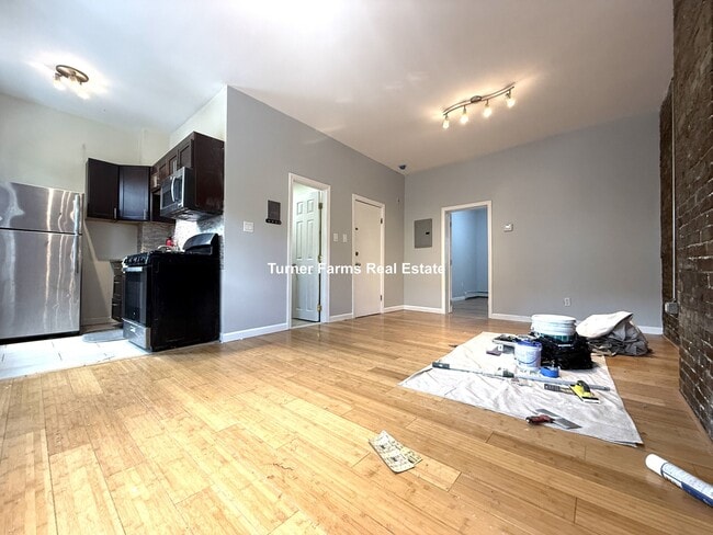 Building Photo - 147 Meridian St