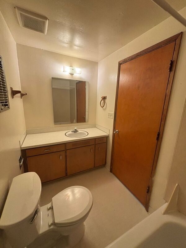 Building Photo - 462 W 11th Alley