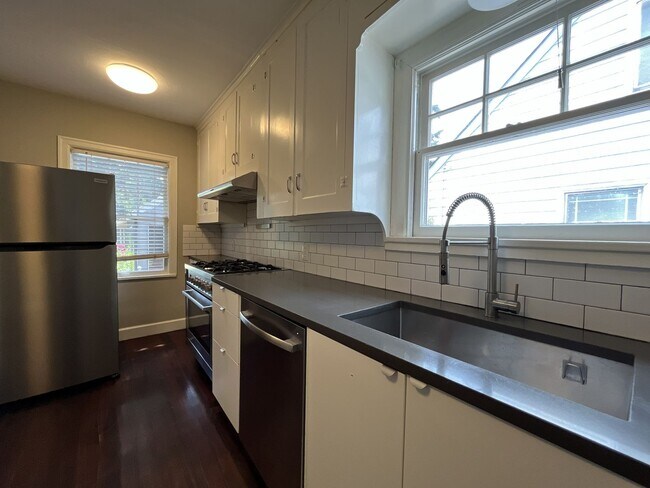 Building Photo - Stunning Rose City Park 5BD 2BA Home with Gas Fireplace Updated Finishes, Air Conditioning & Laun...