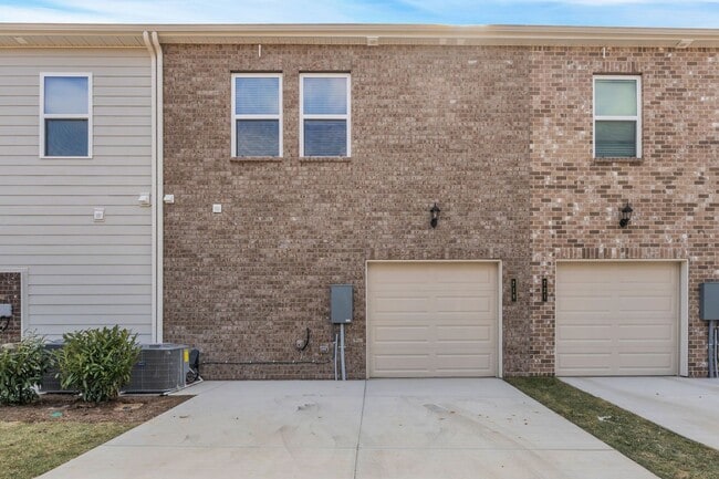 Building Photo - Brand New Townhome