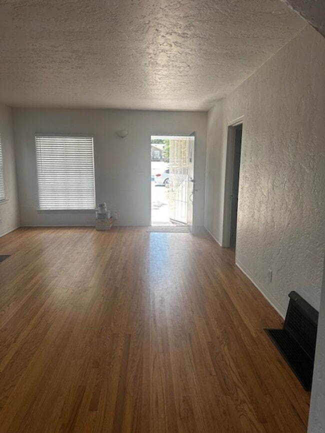 Building Photo - Desirable Westside Home!