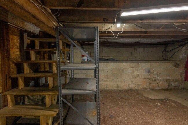 Building Photo - Cozy 4 Bedroom/2 Bathroom Detached Home in...