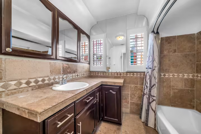 Main bathroom - 2955 Vineyard Ave