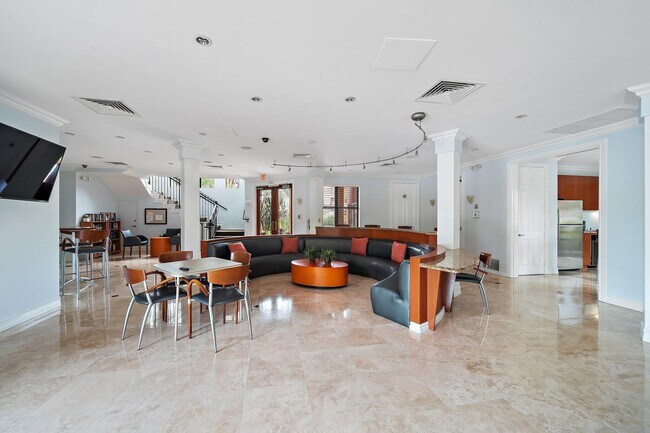 Building Photo - 15 Uno Lago Dr