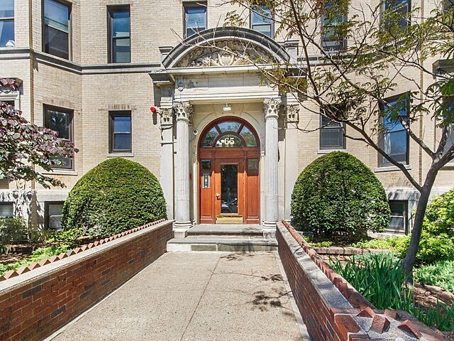 Building Photo - 65 Park Dr