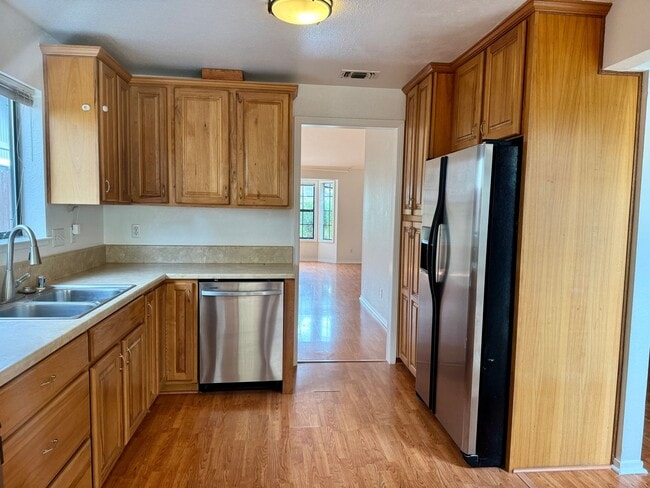 Building Photo - Adorable Home Available Now in Davis!