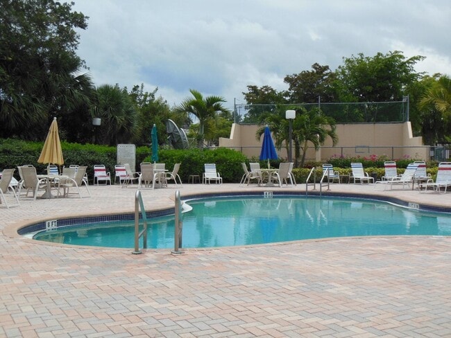 Building Photo - 500 Egret Cir