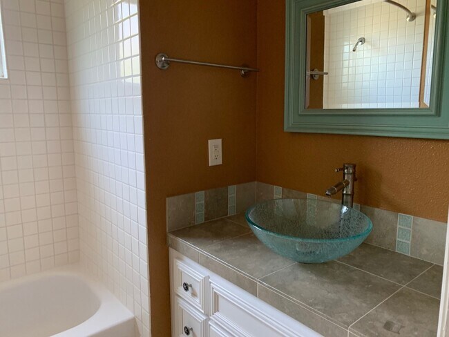 Building Photo - Beautifully Remodeled Evergreen house - hardwood, granite, A/C, stainless - Dogs welcome