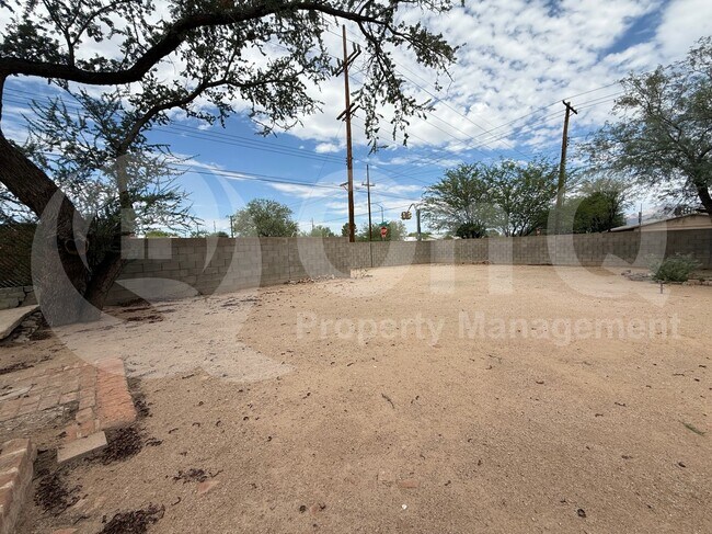 Building Photo - 2760 N Palo Verde Ave