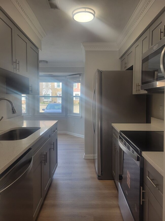 Building Photo - Newly remodelled 3 bedroom 2.5 bath townhouse