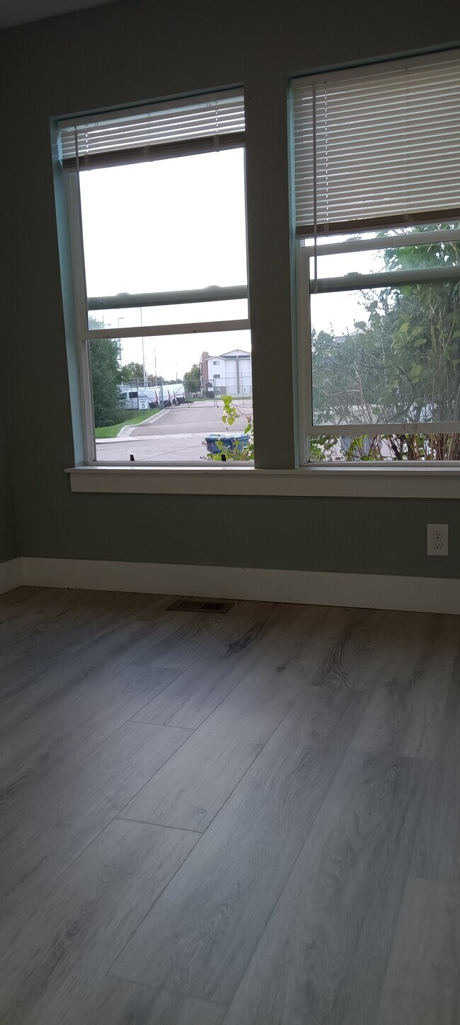 Building Photo - 1695 W Targee St