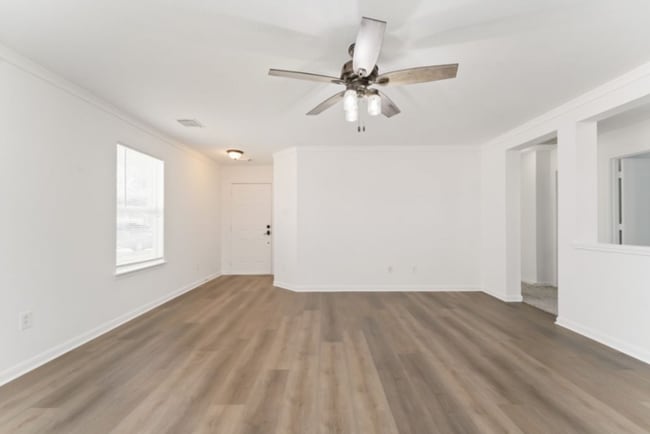 Building Photo - Stylish 3-Bedroom, 2-Bath in a Vibrant Spr...