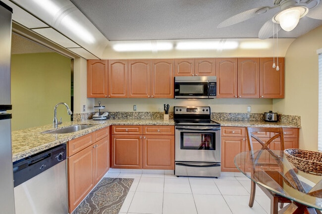 Building Photo - 5673 Fairway Park Dr