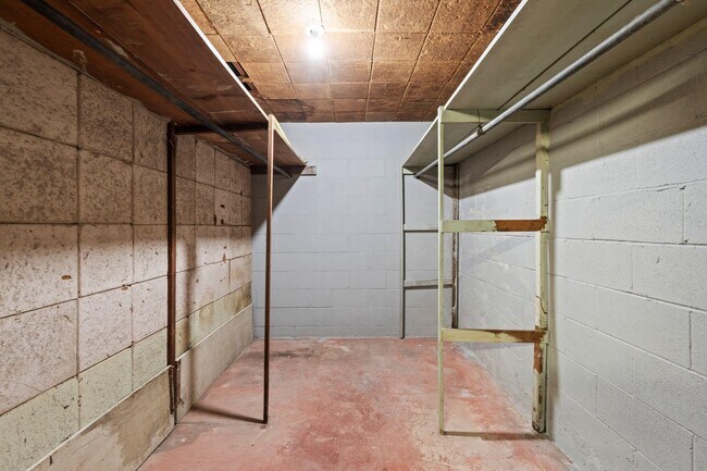 Building Photo - 562 Lone Oak Dr