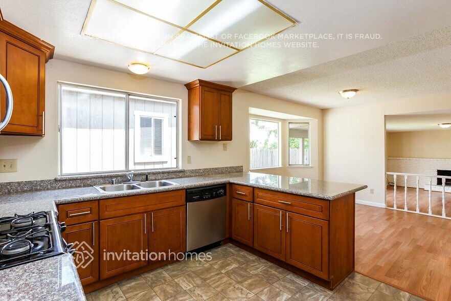 Building Photo - 131 Regent Dr