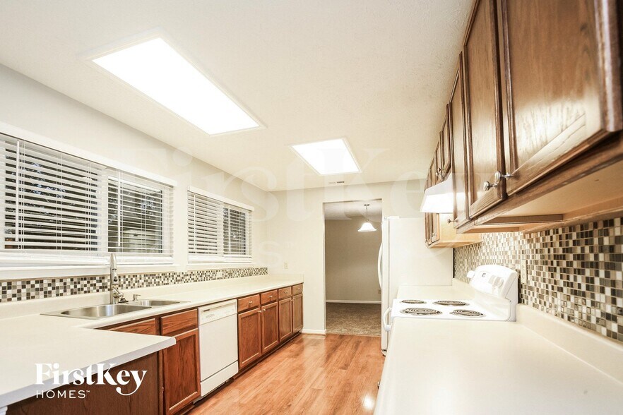 Building Photo - 16 Pondview Ct