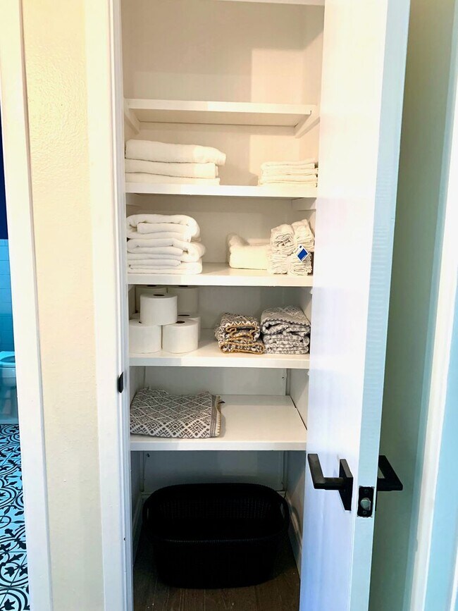 Building Photo - *** Near Domain * Stunning 4 Bedroom House * Fully Furnished * Designer Decorated * High End Luxu...