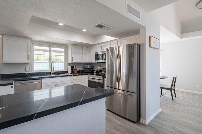 Building Photo - 10615 N 63rd Dr