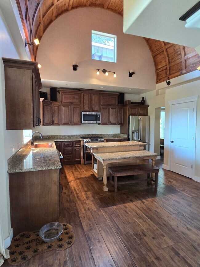 Building Photo - 3 bed 2.5 bath  Home for Rent in Grants Pass