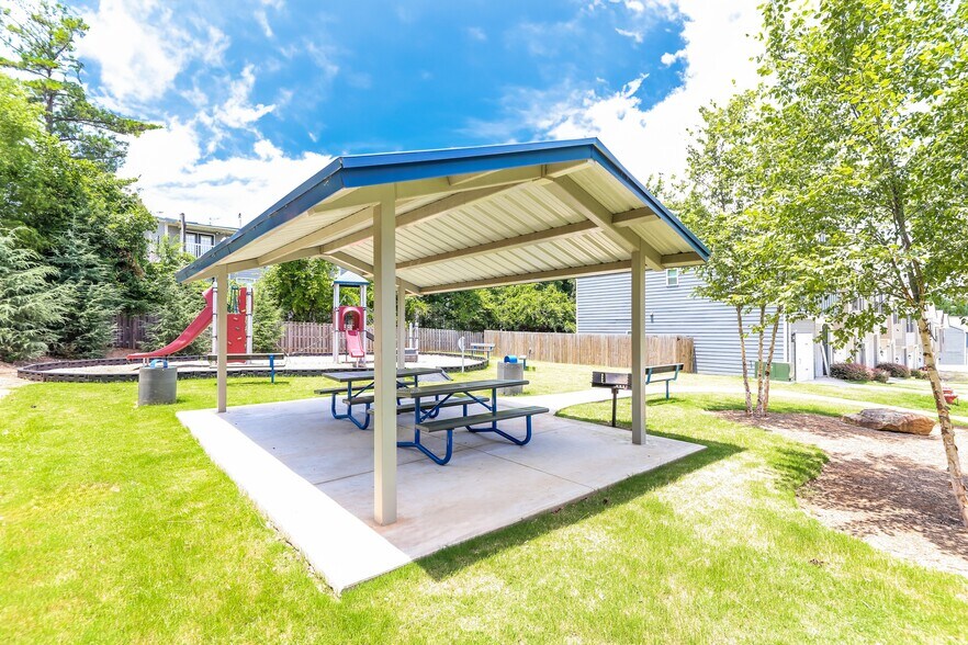 Building Photo - 404 Highwood Ln
