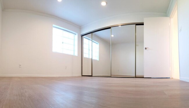 Building Photo - 2 bedroom in North Hollywood CA 91601