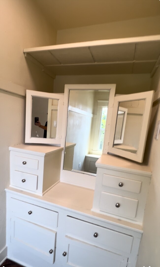 Builtin Vanity Closet - 123 E Avenue 44