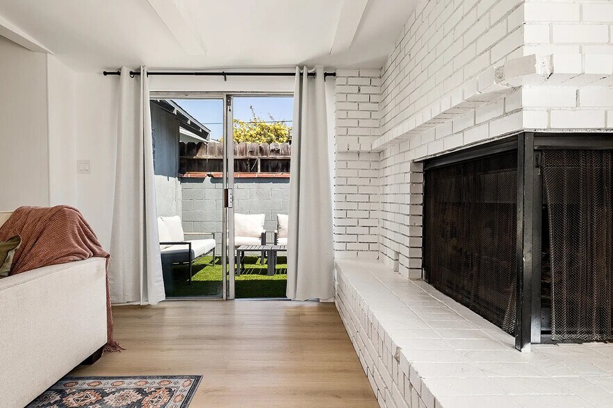 Building Photo - 619 W Kelso St