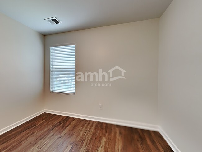 Building Photo - 422 Lions Den Dr