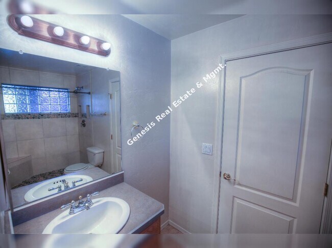 Building Photo - Charming 2-Bedroom Townhouse with Scenic Views & Cozy Fireplace in Tucson!