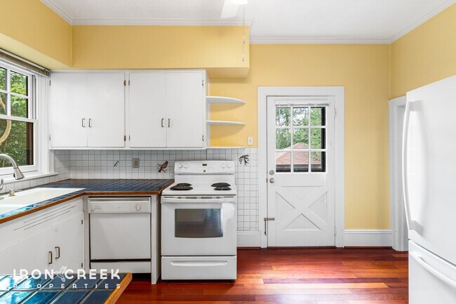 Building Photo - Charming Tudor Home in Historic Grove Park...
