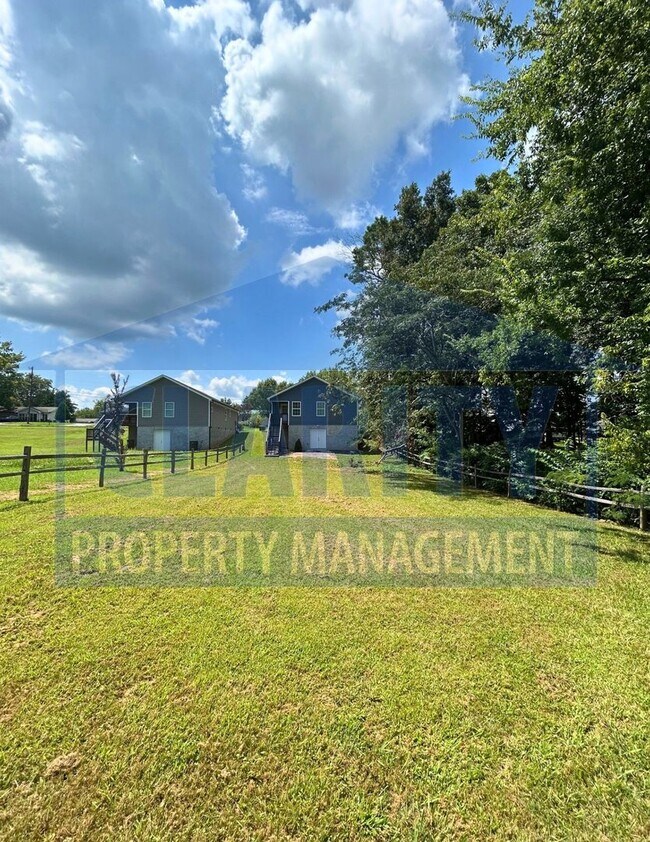 Building Photo - Charming 3 Bedroom, 2 Bath Home with Spaci...