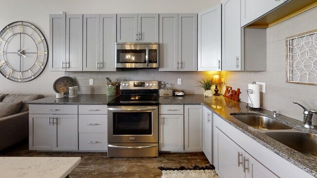 Building Photo - Beautiful Loft Apartment in the Heart of D...