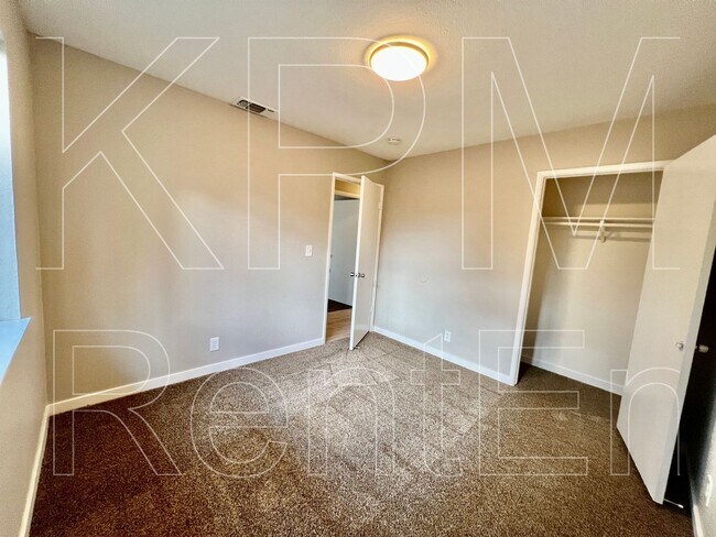 Building Photo - 5532 Fox Sparrow Ct