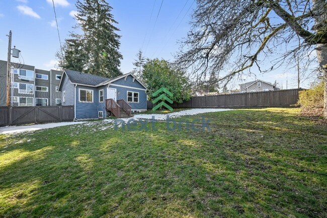Building Photo - Charming 1-bedroom, 1-bathroom unit in Greenwood