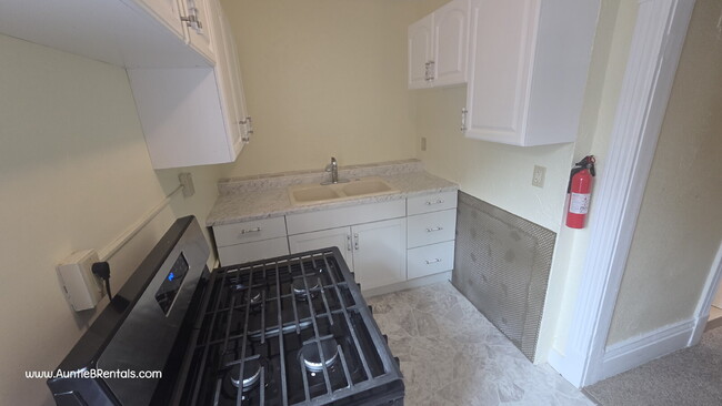 Building Photo - Freshly painted 4 bed Duplex in South Minn...
