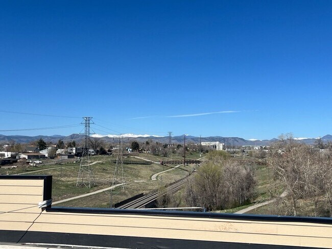 Building Photo - Modern 2 bedroom 2 bathrooms available in ...