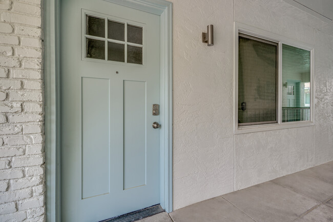 Building Photo - Coconut Grove