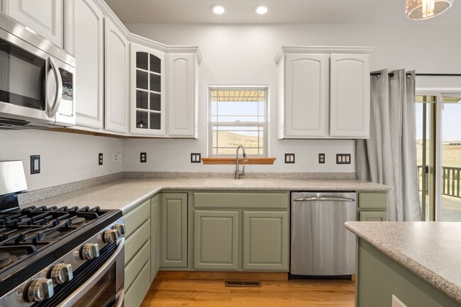 Building Photo - Executive 3-Bed Ranch Main Level - Private...