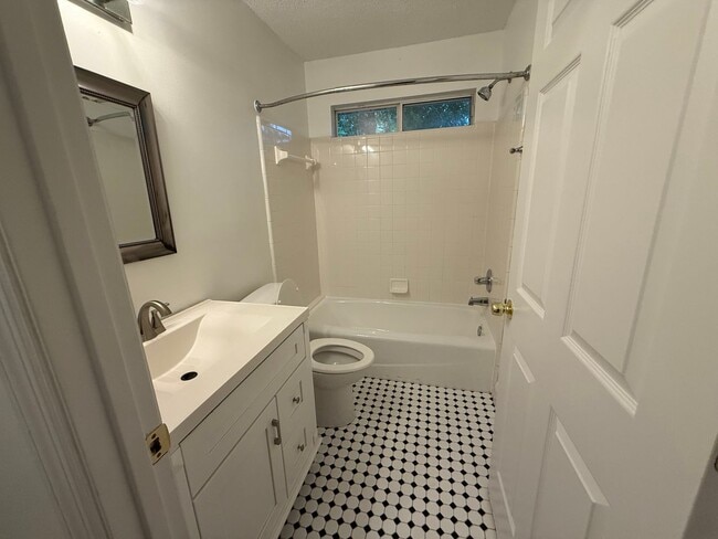 Building Photo - NE Tallahassee Home in Top School District