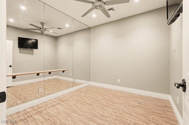 Building Photo - 8570 Country Home Cir