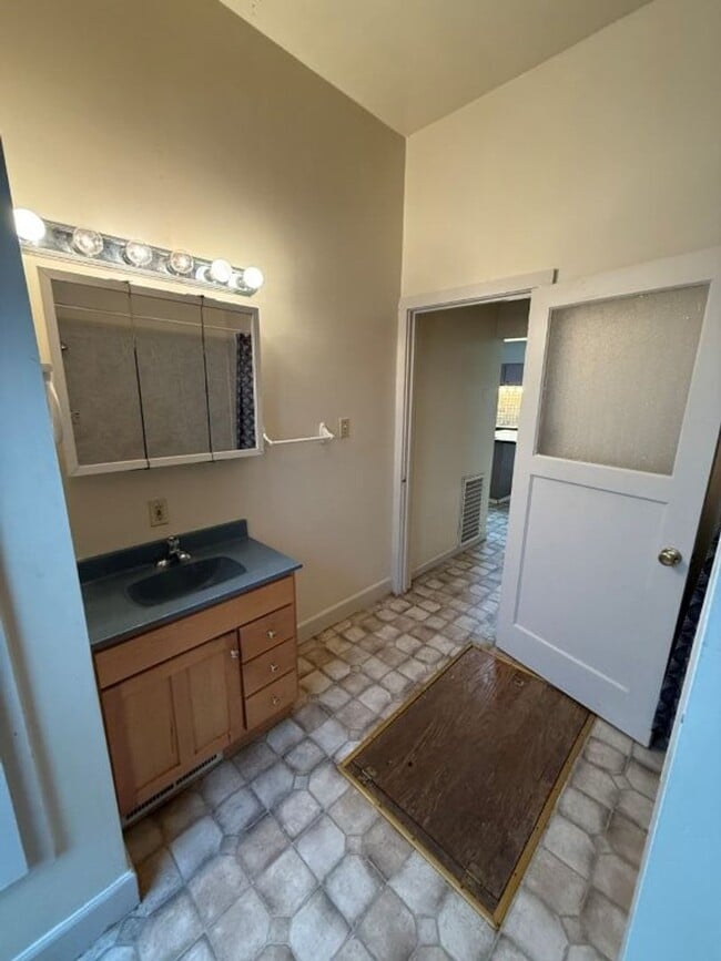 Building Photo - 3 Bedroom 1.5 Bath Downtown Dixon *STAR RENTALS