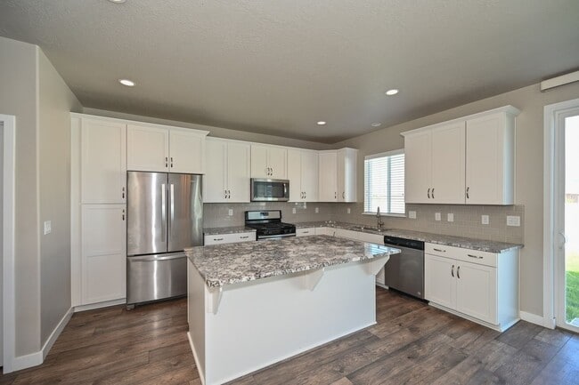 Building Photo - Beautiful Spacious Home in Bluffdale!