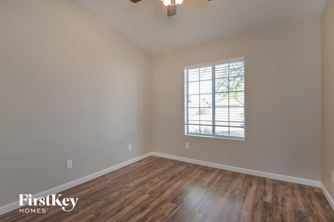Building Photo - 9550 E Caldwell Dr