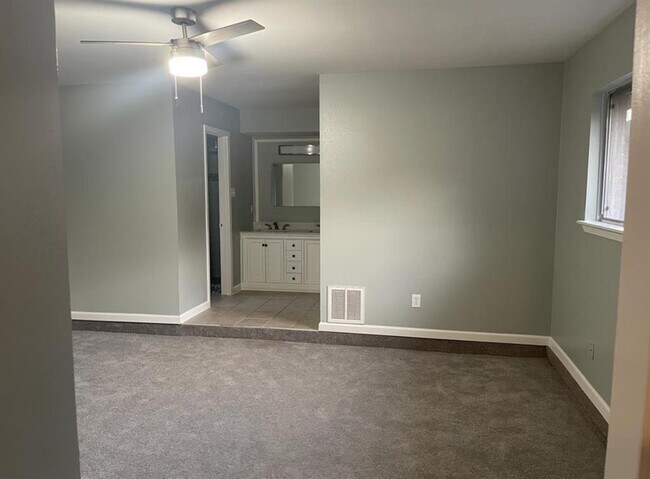 Building Photo - 415 Skywood Dr