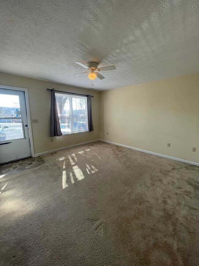 Building Photo - Townhouse for Rent in Broadway