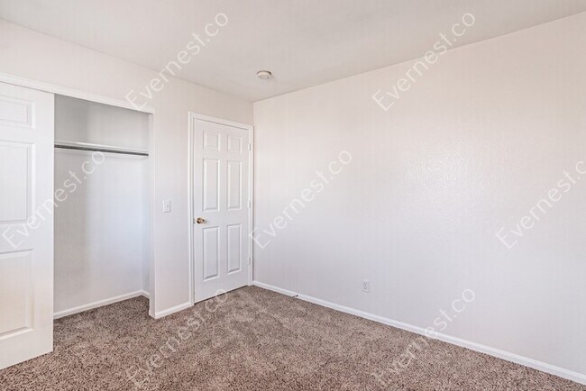 Building Photo - 5 Bed, 3.5 Bath Home with Fenced Yard & Garage / Available Now!