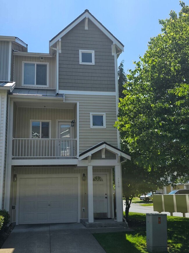 Building Photo - Possibly the Nicest & Most Convenient Townhome!