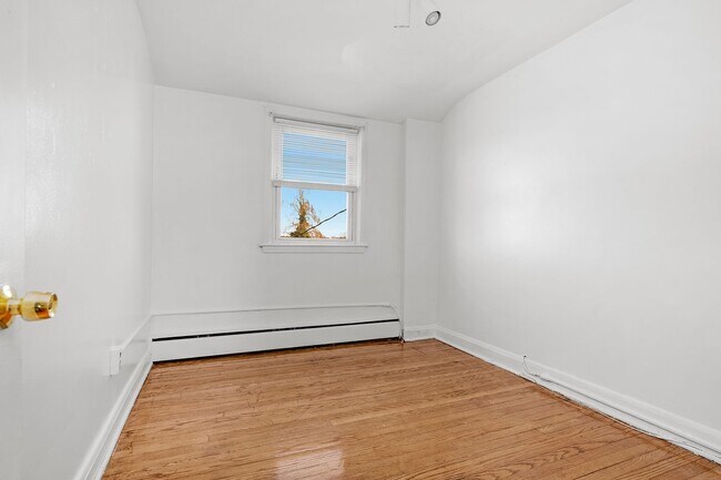 Building Photo - Charming 4-bedroom, 2-bath